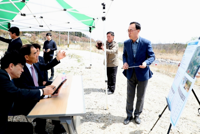 속초 쌍천 지하댐 예정지에서 추진계획 설명을 듣고 있는 김인식 사장