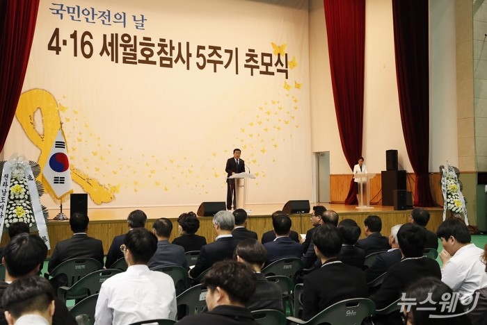 이동진 군수가 세월호 5주기인 16일 오전 진도실내체육관에서 희생자에 대한 추모사를 하고 있다. (사진제공=진도군)