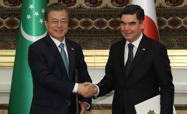 협력 약속한 한-투르크메니스탄 대통령. 사진=연합뉴스 제공.