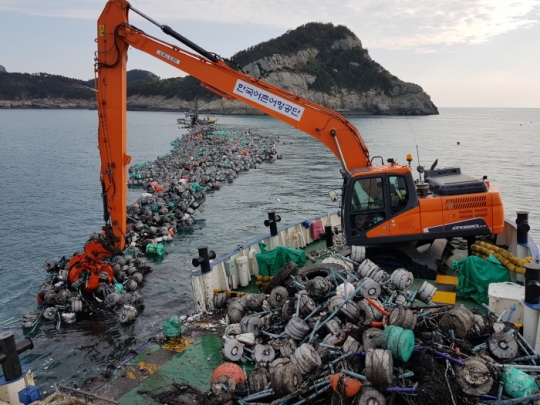 추자도 해양쓰레기 수거에 나선 어항관리선. 사진= 한국어촌어항공단