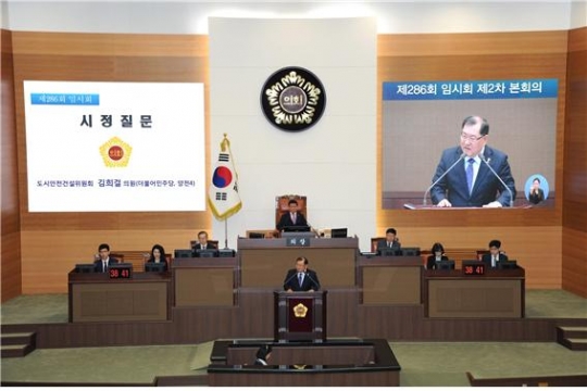 17일 열린 서울시의회 제286회 임시회에서 김희걸 의원이 박원순 시장에게 시정질문을 하고 있다.