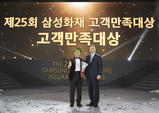 삼성화재가 17일 인천 송도컨벤시아에서 개최한 ‘2019년 고객만족대상 시상식’에서 최영무 사장(오른쪽)과 대상 수상자인 평택지점 보험설계사(RC) 원면재씨가 기념촬영을 하고 있다. 사진=삼성화재