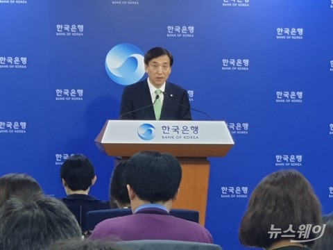 한은, 올해 경제성장률전망 2.5%로 하향···“금리 인하 없다”(종합)