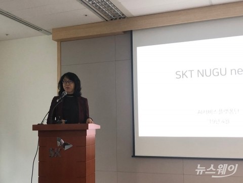 SKT, 디스플레이 탑재 AI 스피커 출시···듣는 시대에서 보는 시대로