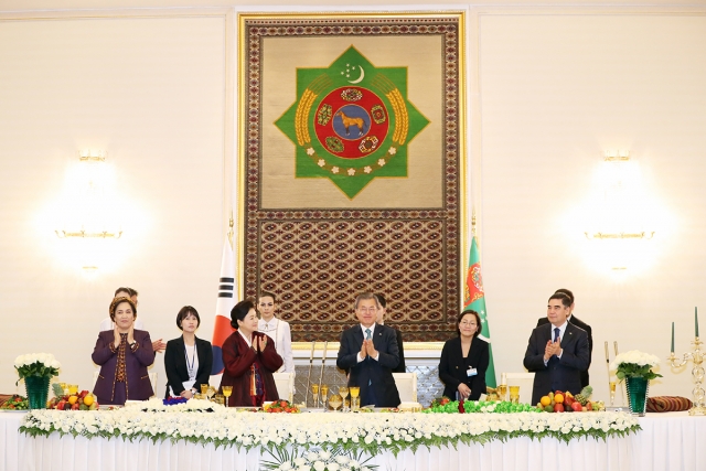 지난 17일 투르크메니스탄 공식 만찬 참석한 문 대통령. 사진=청와대 제공.