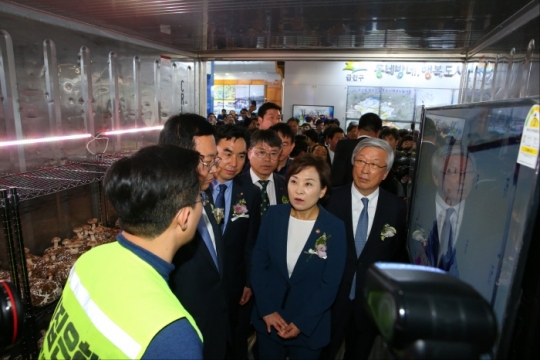김현미 국토교통부 장관이 미추홀구 부스를 방문해 설명을 듣고 있다.