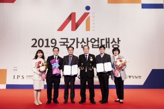 18일 한국중부발전이 국가산업대상 안전경영 및 동반성장 부문에서 대상을 수상했다. 사진 오른쪽 세 번째가 김호빈 중부발전 기술본부장