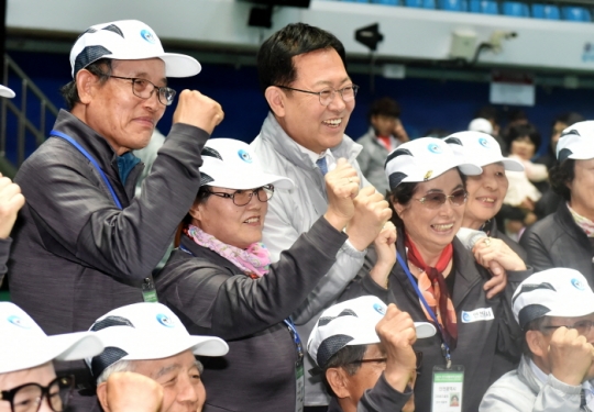 19일 박남춘 인천시장이 2019 전국생활체육대축전 참가선수단 결단식에서 선수들과 파이팅을 외치고 있다.