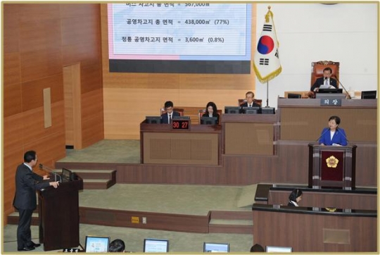 17일 최정순 서울시의원(오른쪽)이 제286회 임시회에서 박원순 서울시장(왼쪽)을 상대로 질의하고 있다.