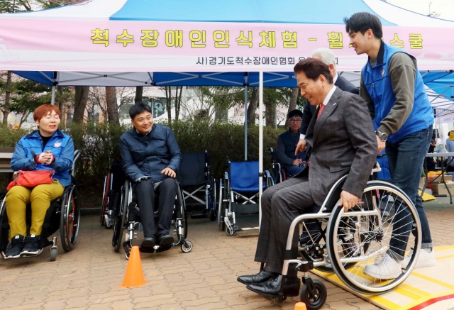 백군기 용인시장, 장애인의 날 행사 참석···휠체어 타며 장애인 고충 체험