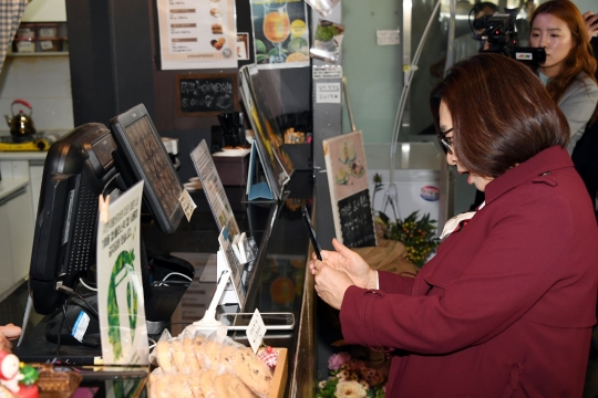 은수미 성남시장이 한 커피숍에서 모바일 성남사랑상품권으로 음료를 구입하고 있다.