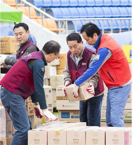 22일 권태명 SR 대표이사(오른쪽에서 두번째)와 김상수 SR 노조위원장(오른쪽에서 첫번째)이 구호물품 정리 자원봉사에 참여하고 있다.