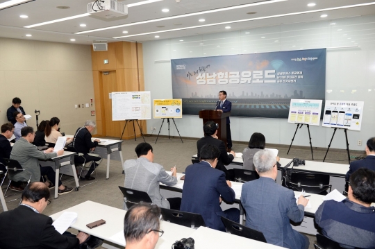 이근배 교통도로국장이 시청 율동관에서 성남형 버스 준공영제 등 교통정책 관련 브리핑을 하고 있다.