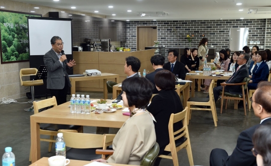 이재정 교육감이 ‘도심속연수원’ 현장 간담회에서 연설하는 모습.