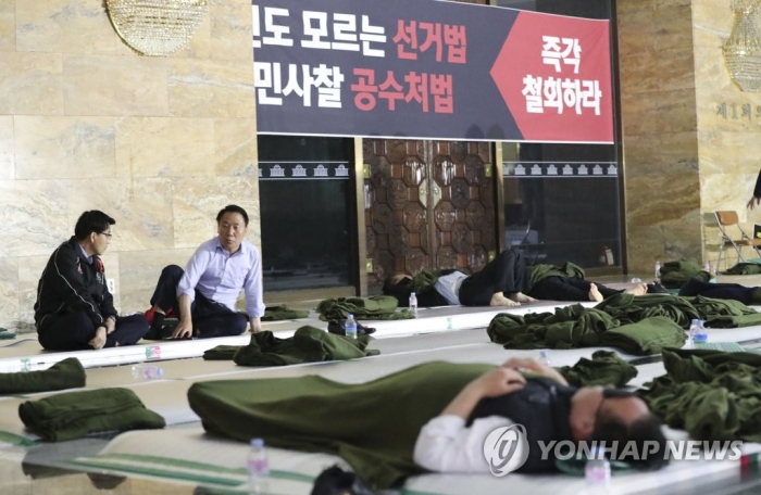 국회에서 철야농성중인 자유한국당 의원들. 사진=연합뉴스 제공
