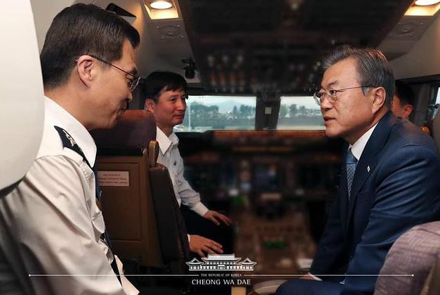 서울공항에 도착한 문재인 대통령이 늦게 하기한 이유는? 사진=쳥와대 제공
