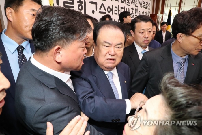 자유한국당 의원들 사이를 빠져나가는 문희상 국회의장. 사진=연합뉴스 제공