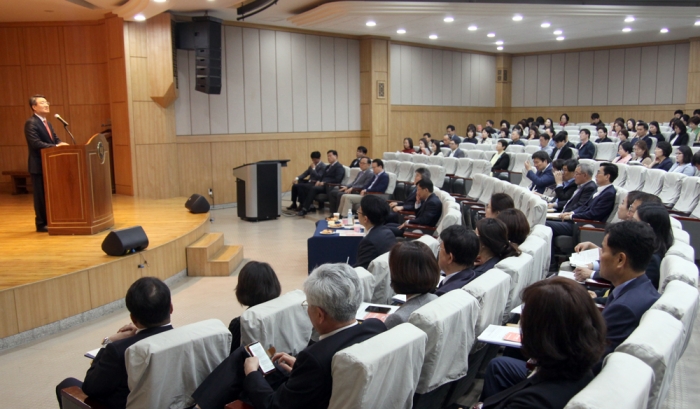 박상철 호남대학교 총장이 4월 24일 오후 2시 4호관 소강당에서 전체 교원들이 참석한 가운데 열린 입시설명회에서 인사말을 하고 있다.