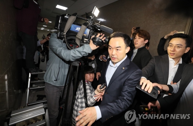 한국당 감금서 탈출한 채이배, 사개특위 참석