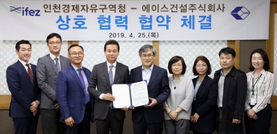 25일 김진용 인천경제청장(가운데)이 권보식 에이스건설 대표이사와 상호협력 협약을 체결하고 기념촬영을 하고 있다.