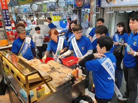 경기도 공직자들, ‘경기지역화폐’ 홍보 위해 전통시장 찾아
