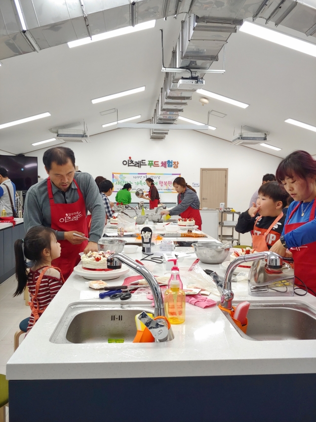 장수군 건강가정·다문화가족지원센터, ‘가족 케익 만들기’ 행사 진행