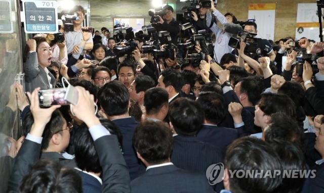 민주-한국, 국회서 몸싸움 밀땅···‘으쌰으쌰’·‘헌법수호’·‘나가라’
