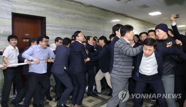 한국당 점거사태, 선진화법 위반 땐 최고 징역 7년