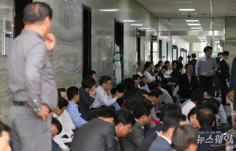 검찰, 공수처법 통과되자 황교안 등 여야 의원 28명 기소