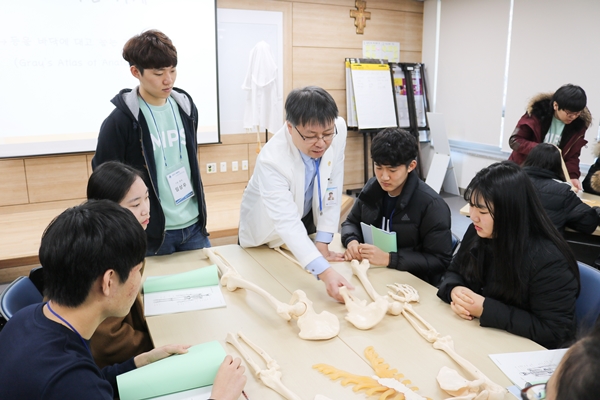 대구가톨릭대학교 의과대학 고교생 의학인턴십(MIPS) 프로그램에서 고교생들이 의과대학 수업 체험을 하고 있다.(사진제공=대구가톨릭대학교 의과대학)