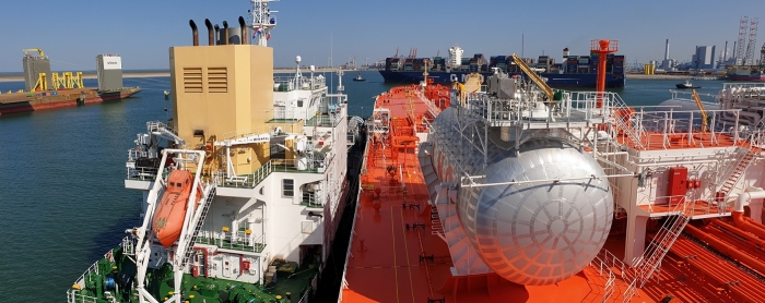삼성중공업이 첫 건조한 LNG 연료추진 유조선(사진 오른쪽)이 네덜란드 로테르담항에서 LNG 벙커링 선박(사진 왼쪽)으로부터 LNG를 공급 받고 있는 모습. 사진=삼성중공업 제공