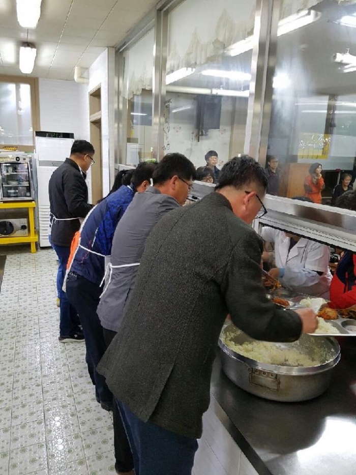 군산시 도시계획과, 신애원서 사랑의 급식봉사 활동 펼쳐 기사의 사진