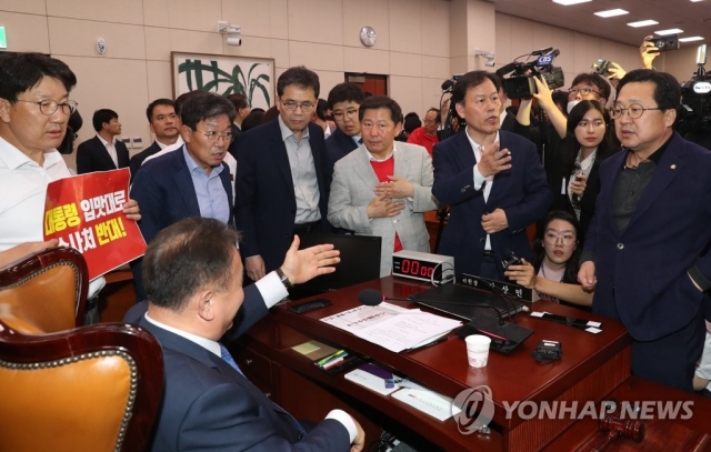 한국당 반발 속에 ‘공수처·수사권조정’ 패스트트랙 지정