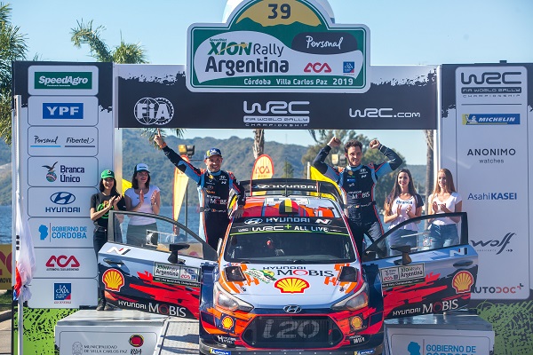 아르헨티나 코르도바주 비야 카를로스 파스에서 열린 '2019 월드랠리챔피언십(이하 WRC)' 5차 대회에서 우승을 차지한 티에리 누빌(Thierry Neuville, 오른쪽)선수와 보조(Co)드라이버 니콜라스 질술(Nicolas Gilsoul, 왼쪽)이 기념촬영을 하고 있다. 사진=현대자동차 제공