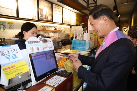 지난 30일 오후 이재준 고양시장이 고양페이로 커피를 구입하고 있다.