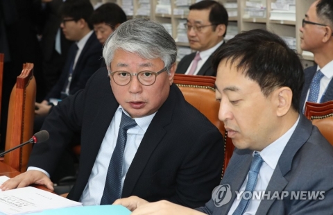 문무일 거드는 검찰출신 與의원 “경찰, 국정원 될라”