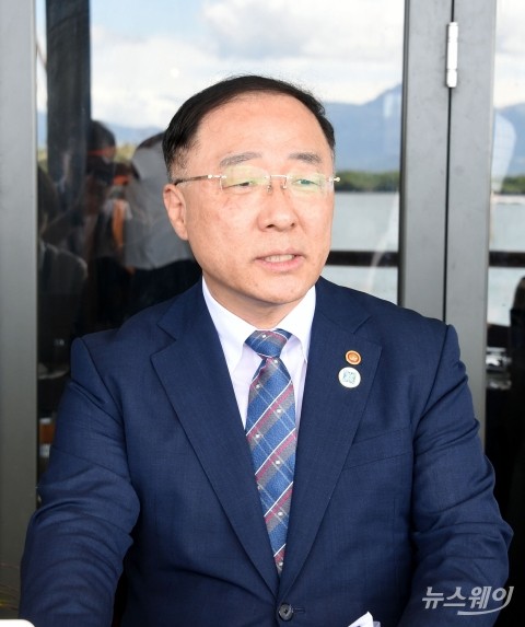 홍남기 “수소전기차 개별소비세 감면 연장 검토”