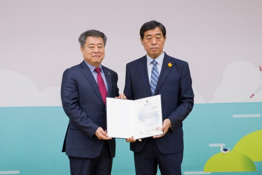 (왼쪽)고려대 안산병원 최병민 병원장, 윤화섭 안산시장(오른쪽)