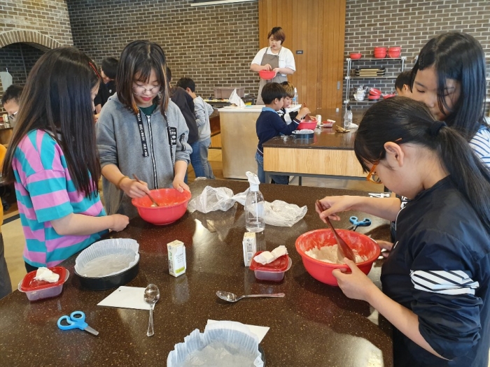 고창 유기낙농조합, 지역아동 초청 상하농원서 제빵 체험 진행 기사의 사진