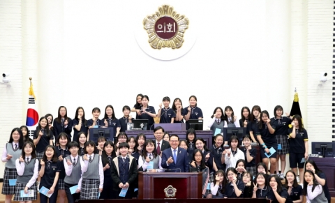 인천시의회, 의정아카데미 본회의 체험교실에 상인천여중 학생회 참가