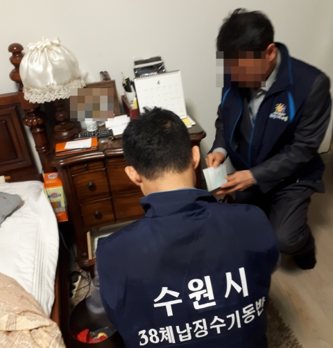 수원시, 상습·고액 체납자 집 수색···동산(動産)·현금 압류