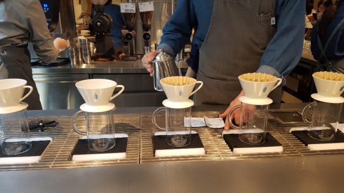 3일 블루보틀 성수점에서 바리스타가 커피를 제조하고 있다. 사진=천진영 기자