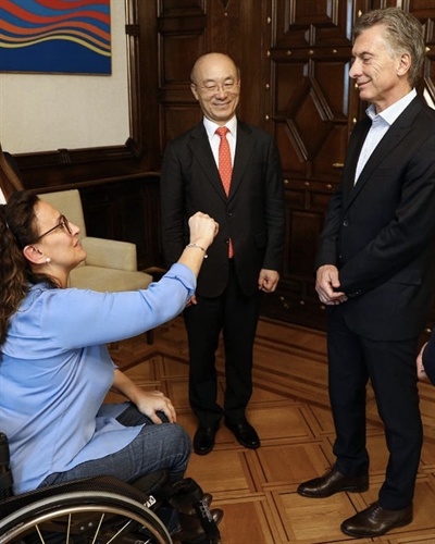 김조원(가운데) KAI 사장이 지난달 29일 아르헨티나를 찾아 마우리시오 마크리(맨 오른쪽) 대통령, 가브리엘라 미케티 부통령을 만나 면담을 진행하고 있다.KAI 제공