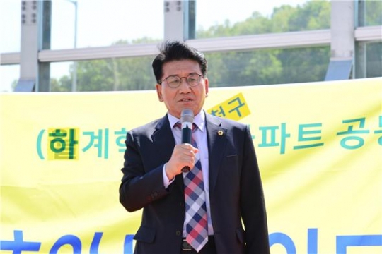 2일 김생환 서울시의회 부의장이 한내교 개통식 행사에 참석해 축하인사말을 전하고 있다.