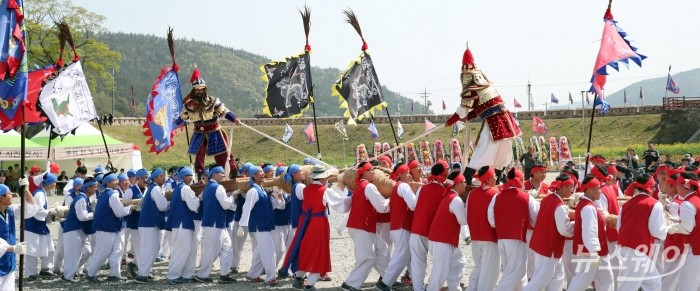 전라병영성축제장에서 펼쳐진 차전놀이 공연 (사진=강진군)