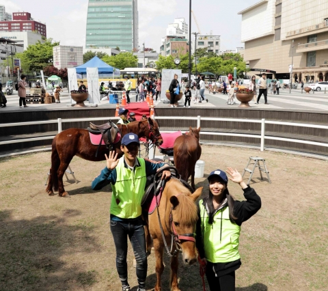 한국마사회, 도심서 느끼는 동물 교감 ‘도심승마체험’ 성황