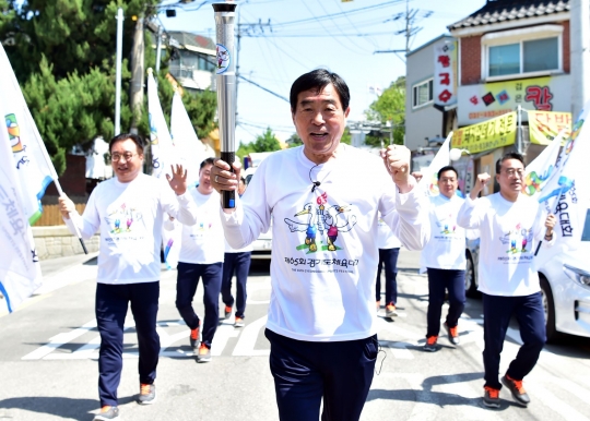 7일 개최된 도민체전 성화 채화 후 윤화섭 안산시장이 성화봉을 들고 성화봉송을 하고 있다.