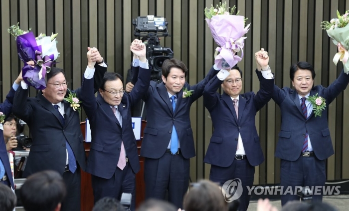 더불어민주당 원내대표 선거 결과 당선된 이인영(가운데) 의원. 사진=연합뉴스 제공