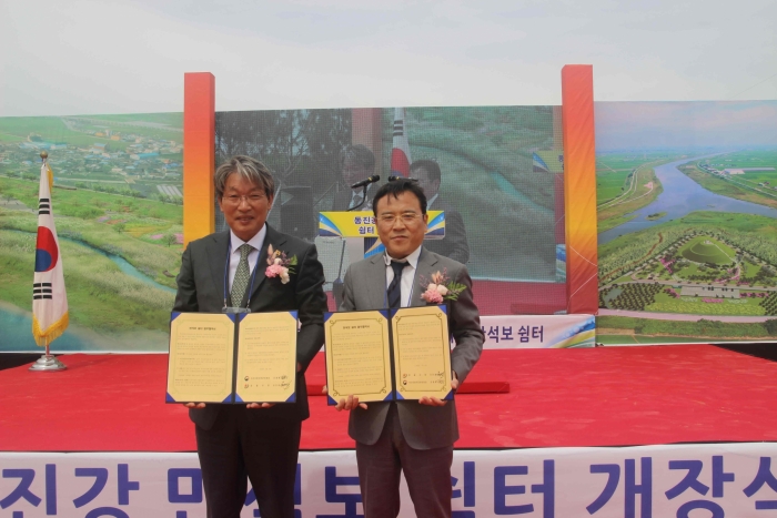 8일 만석보쉼터 개장식 행사에서 김철흥 익산국토청장(오른쪽)과 유진섭 정읍시장이 쉼터 운영관련 MOU를 체결했다.
