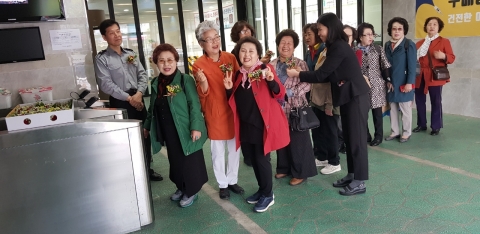 마사회 인천부평지사, 어버이날 ‘카네이션 달아드리기’ 행사